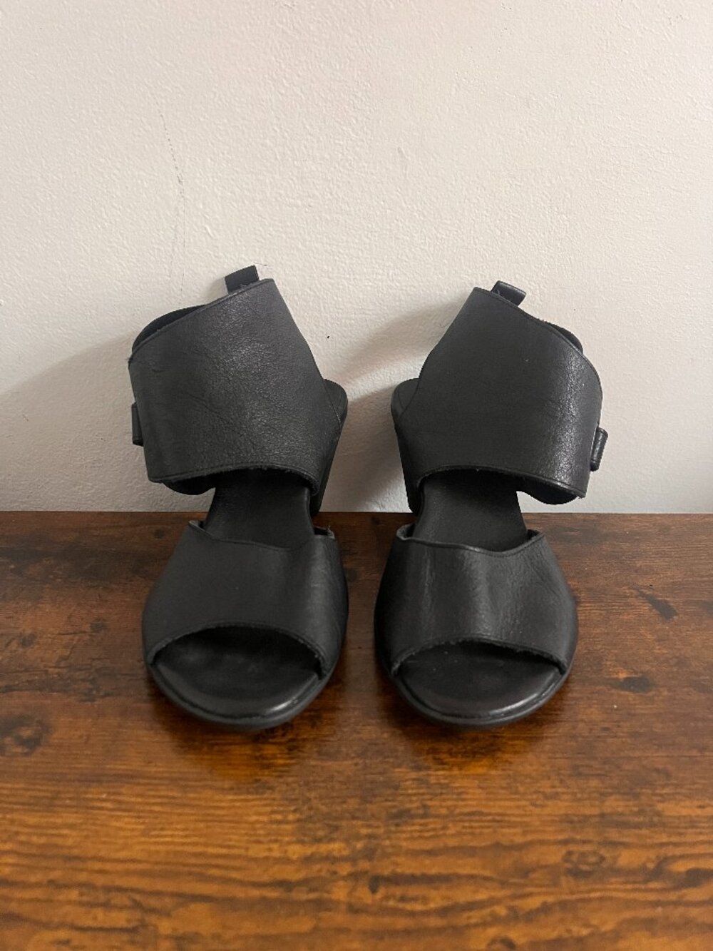 ARCHE LN Black Leather Heels